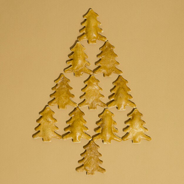 Foto albero di natale fatto di biscotti su carta marrone