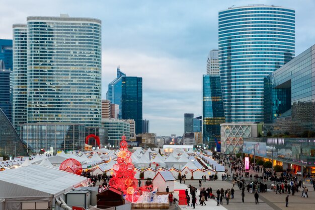 Photo christmas tree and market among the skyscrapers in paris, france