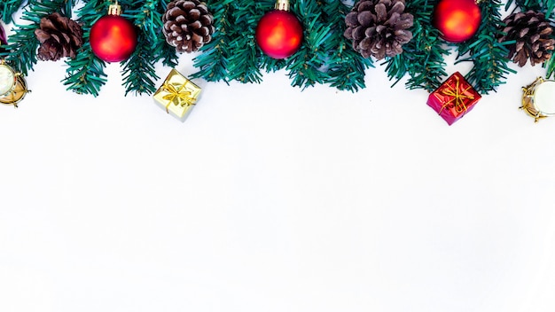 Foto albero di natale e anno nuovo sfondo su sfondo bianco