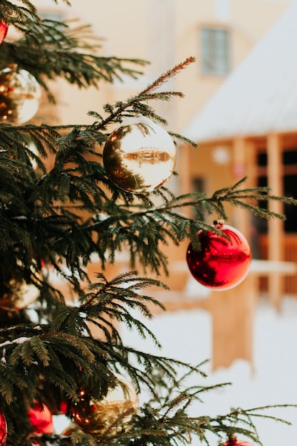 写真 雪の背景にクリスマスツリー