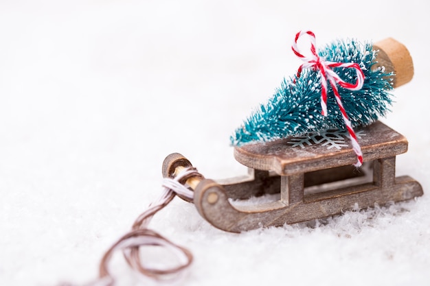 写真 そりのクリスマスツリー。クリスマスと新年のゴールドテーマの背景。