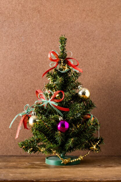사진 나무 테이블 배경에 크리스마스 트리