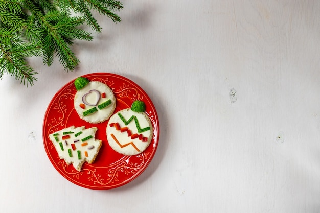 プレート上のクリスマスサンドイッチから作られたクリスマスツリーの飾り