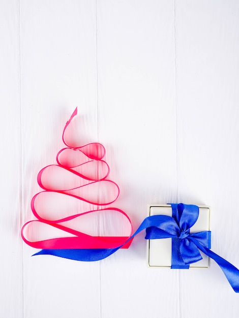 Фото Новогодняя елка атласная розовая лента, копия места, праздник, рождество, очередной рождественский подарок