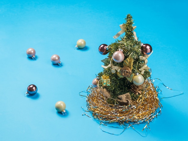 크리스마스 트리와 흩어져있는 유리 공.