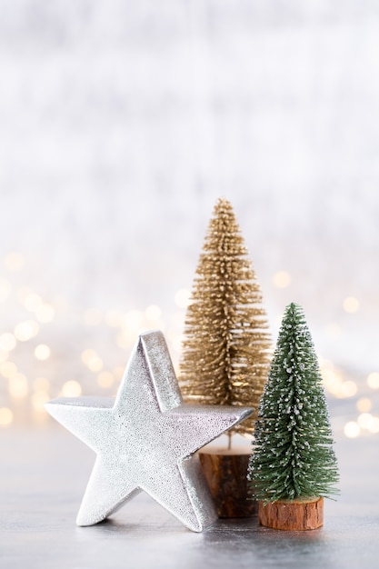 Albero di natale in argento, sfondo bokeh di fondo.