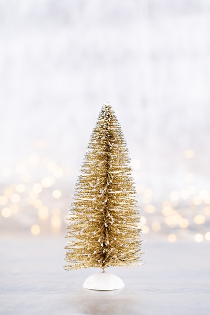 Albero di natale su argento, priorità bassa del bokeh.