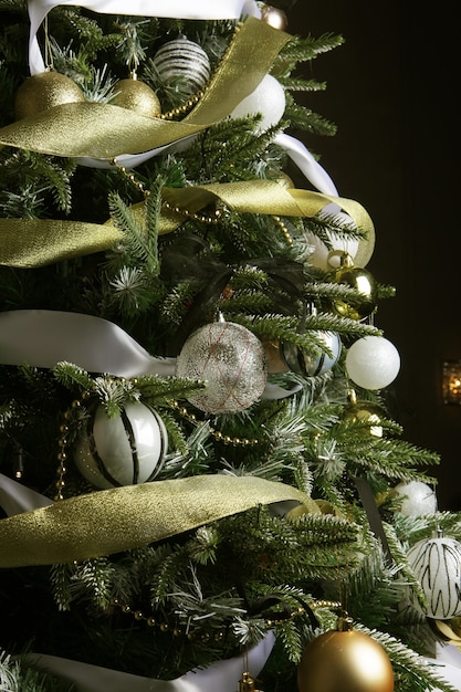 Foto albero di natale. sfere d'argento e d'oro.