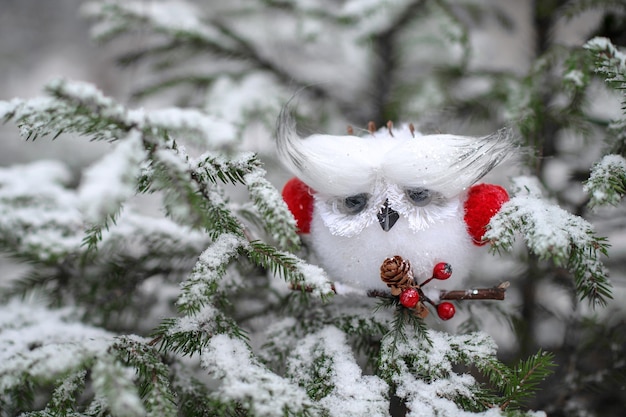 Foto albero di natale nella neve