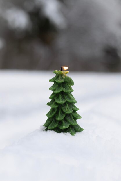 Photo a christmas tree on a snowy background