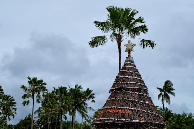 木で作られたインドネシアのバリの街のクリスマスツリー