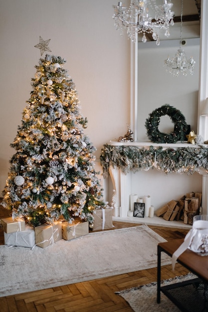 家のテーブルの上のクリスマスツリー