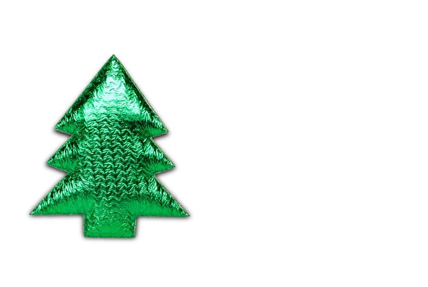 Фото Елочная игрушка рождественская елка из фольги изолированная с обтравочной дорожкой