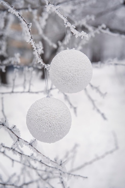 Фото Елочная игрушка в украшении снегопада