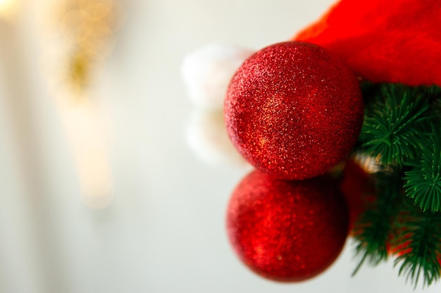クリスマスツリーのおもちゃとトウヒの枝が鏡に映る