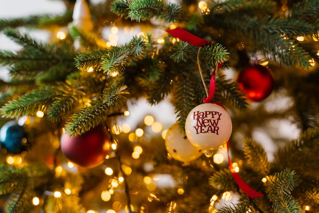 L'albero di natale gioca sull'albero di natale con le luci