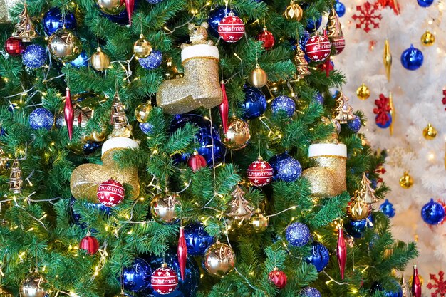 Photo christmas tree (white and green colour) and new year decoration in the department store.