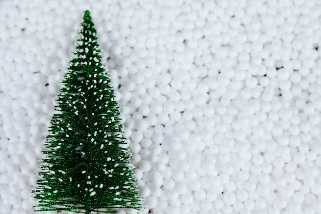 白い雪玉の装飾のクリスマスツリー。フラットレイ。最小限の新年のコンセプト。