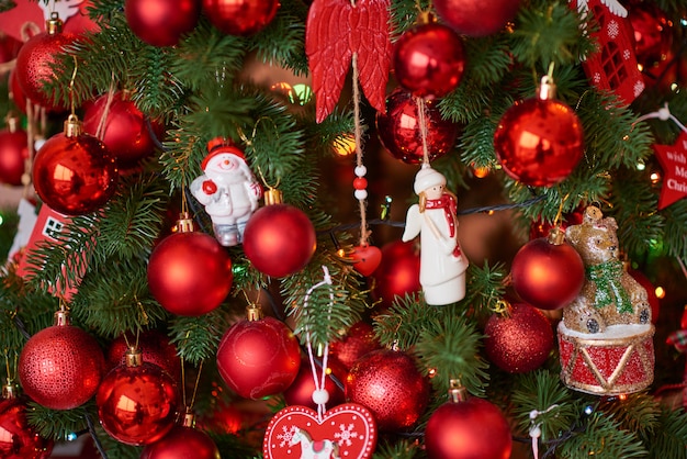 Рождественская елка с мячом и подарками