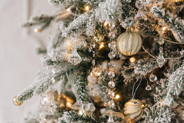 美しいおもちゃのスタイリッシュなクリスマスと新年の装飾が施されたクリスマスツリー