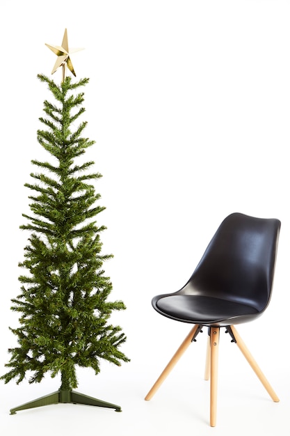 Рождественская елка с черным стулом