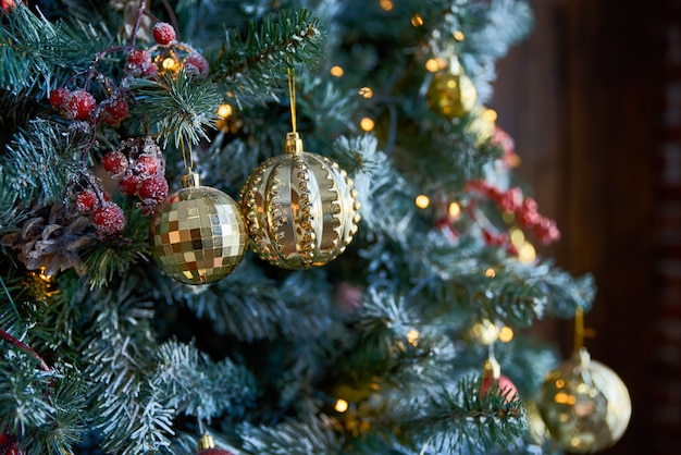 Рождественская елка с елочными шарами