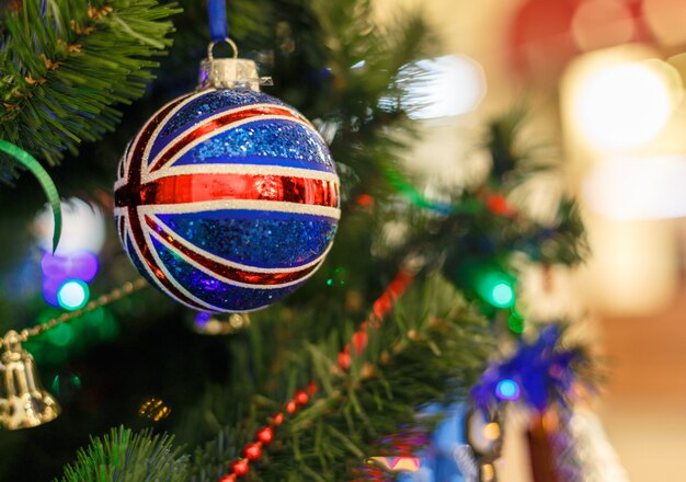 Photo christmas tree with christmas toys in the image of the british flag.  new year celebration background.