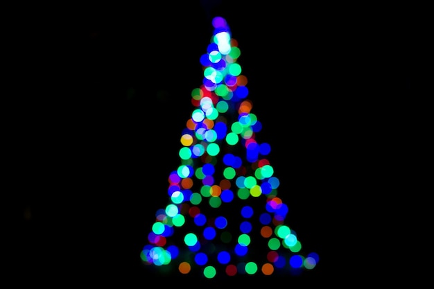 Photo christmas tree with colorful bokeh lights glowing outdoor at night