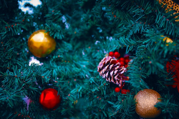 Albero di natale con decorazioni coni bacche e palline di capodanno su rami di abete verde atmosfera festiva...