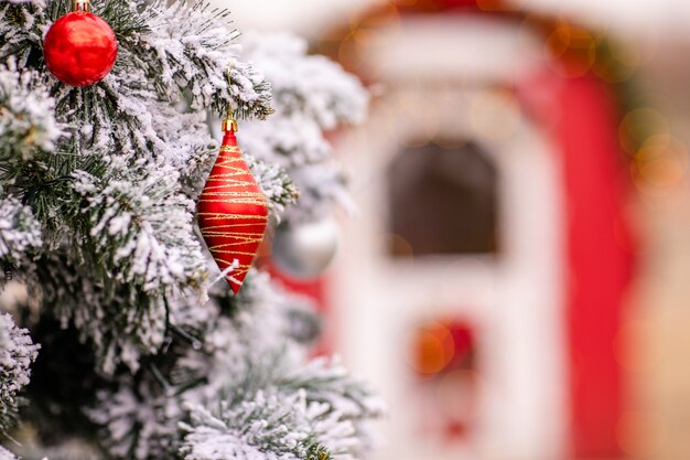 装飾と雪のクリスマスツリー