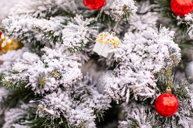 Albero di natale con decorazioni e neve