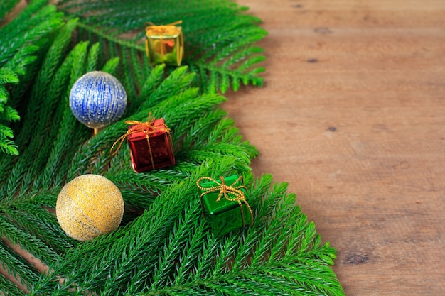 Foto albero di natale con decorazioni su tavola di legno