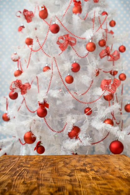 装飾が施されたクリスマスツリー。クリスマスの休日の背景