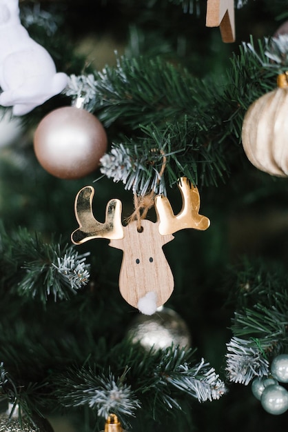 クリスマスツリーに鹿の装飾品がぶら下がっている