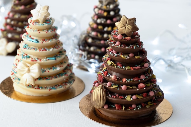 ボックスに食用の装飾が施されたクリスマスツリー。クリスマス料理、自家製チョコレートデザート。創造的なクリスマスのアイデア。新年のプレゼントやギフト。