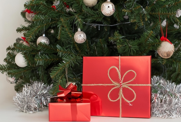 рождественская елка с подарочной коробкой