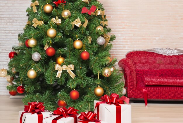 Фото Рождественская елка с подарочной коробкой