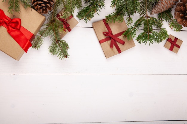 Albero di natale con regali fatti a mano su legno bianco