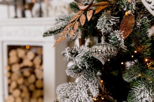 Albero di natale con ornamenti e luci