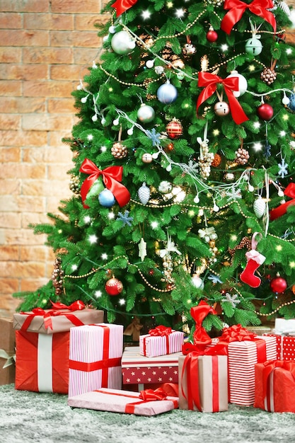 部屋にプレゼントとクリスマスツリー