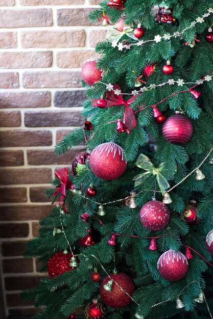 사진 은 공과 종이 있는 크리스마스 트리 장식은 금과 빨간색 크리스마스 전통