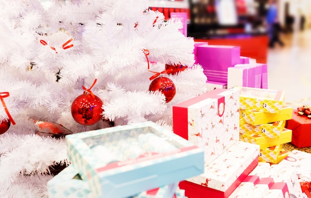 Albero di natale con palline rosse.