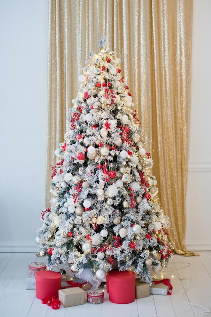 Christmas tree with red and white decorations