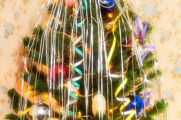 Фото Рождественская елка с блестящими гирландовыми огнями