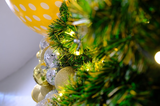 Foto albero di natale con gingillo d'argento