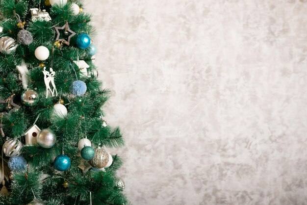 흰색과 파란색 공 크리스마스 트리입니다. 무료 복사 공간입니다. 크리스마스 개념입니다. 플랫 레이