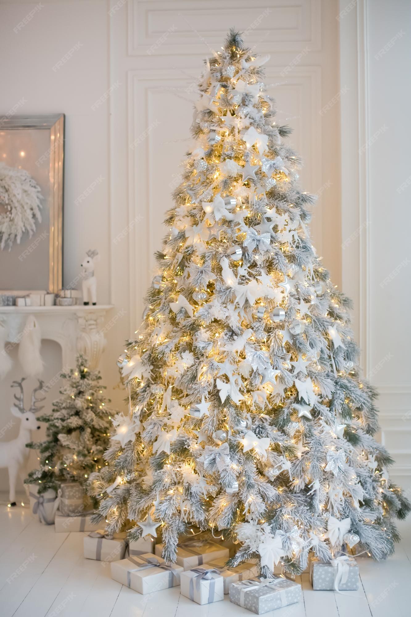 Premium Photo | Christmas tree with white and silver decorations ...