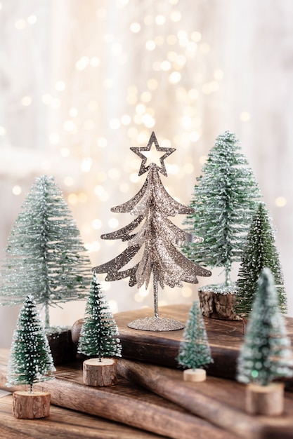 Albero di natale su legno, priorità bassa del bokeh. concetto di celebrazione delle vacanze di natale. biglietto d'auguri.