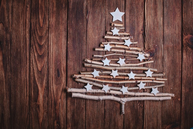 Рождественская елка на деревянном столе
