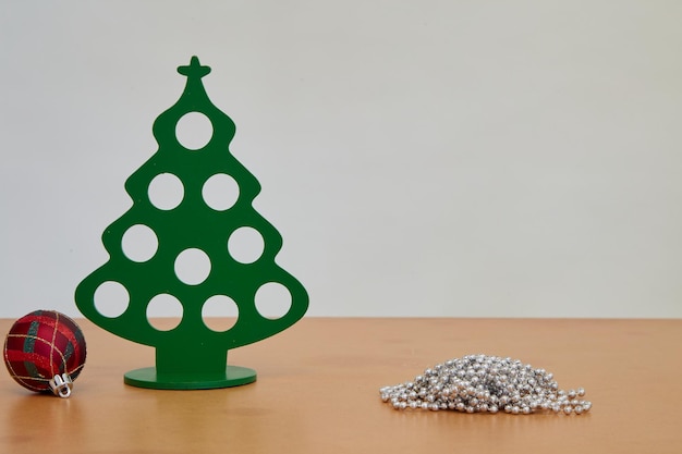 사진 나무 테이블 위 에 있는 크리스마스 트리 와 크리스마스 볼